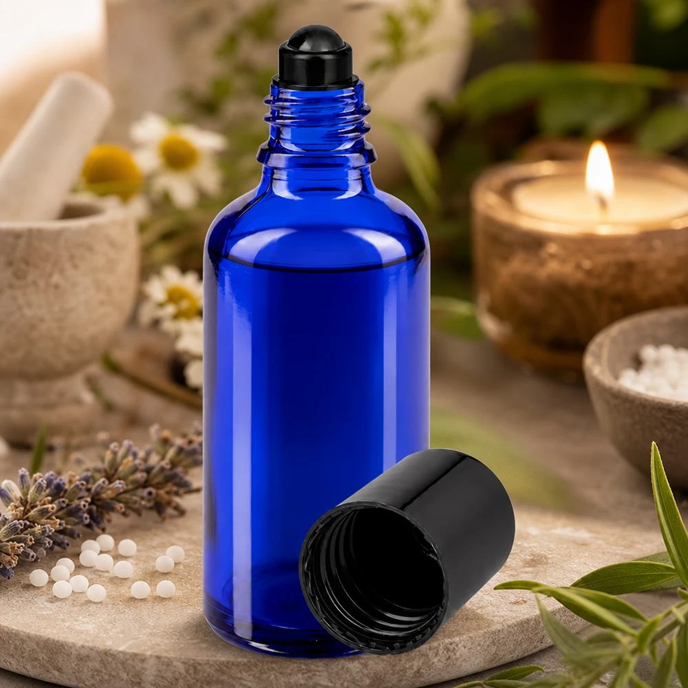 Flacon roll-on de 50 ml en verre anti-UV bleu cobalt, muni d'un applicateur à bille noir et ouvert