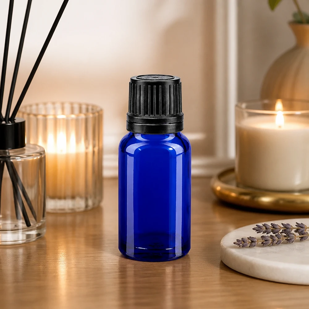 Petit flacon en verre de pharmacie bleu de 10 ml avec bouchon compte-gouttes noir, destiné à l'aromathérapie et aux huiles