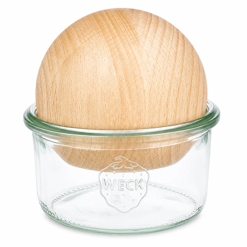 165ml bocal conique WECK RR80 avec boule en bois en hêtre WECK Verre renversé 165ml RR80 avec boule en hêtre Couvercle en bois naturel sur fond blanc
