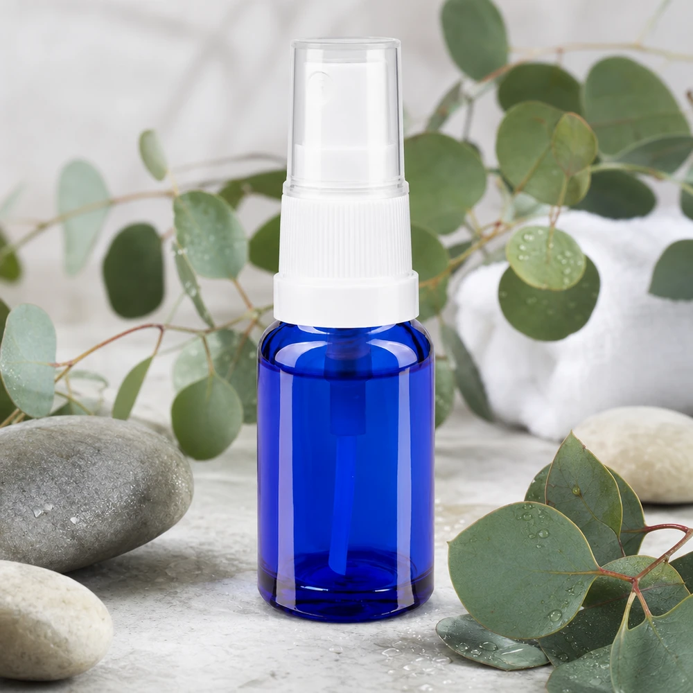 Flacon de pharmacie bleu 10ml embout spray blanc Flacon de 10 ml en verre d'apothicaire bleu cobalt, muni d'un vaporisateur blanc entouré de brindilles d'eucalyptus