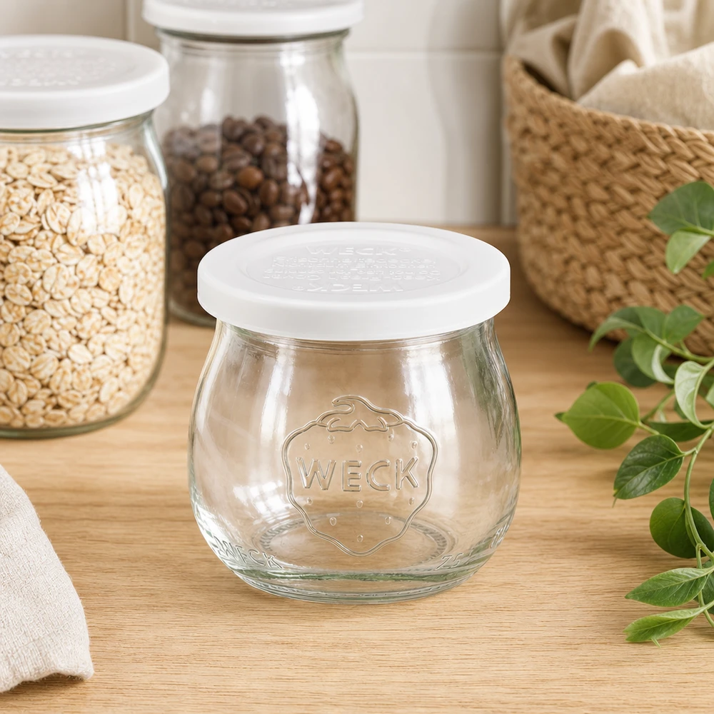 75ml bocal tulipe avec couvercle fraîcheur WECK RR40 WECK Pot tulipe 75ml RR40 vide dans cuisine avec bocaux à provisions Flocons d'avoine Grains de café et panier en osier Décoration