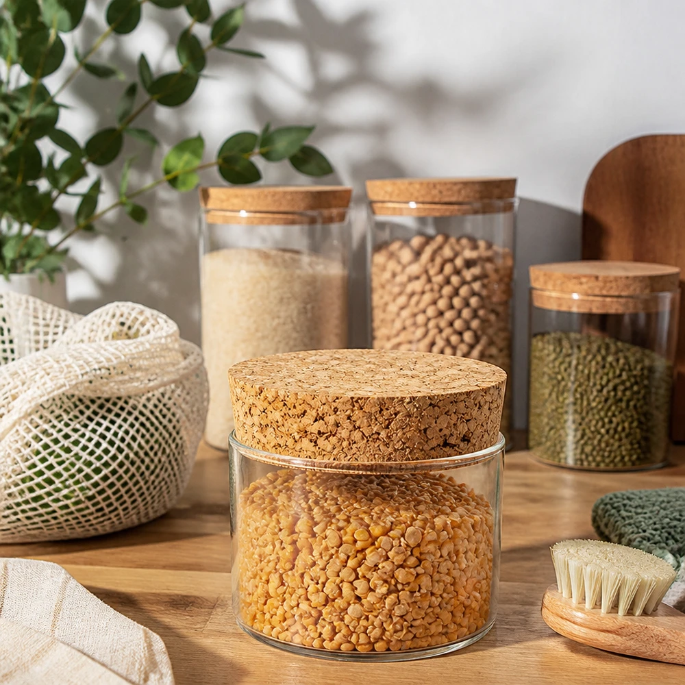 Boîtes à provisions durables avec couvercles en liège et bouchon WECK RR40 dans la cuisine moderne zero waste conservation liège naturel