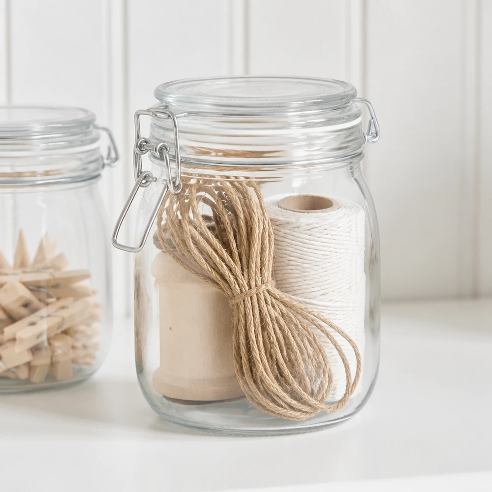 Cordon naturel de jute 300cm bien rangé dans un bocal avec un cordon blanc comme idée de rangement pratique