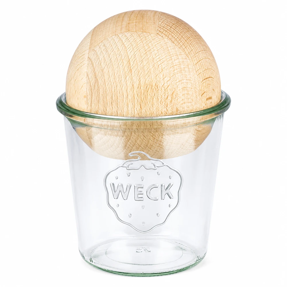 WECK Verre renversé 580ml RR100 avec boule en bois de hêtre comme couvercle sur fond blanc