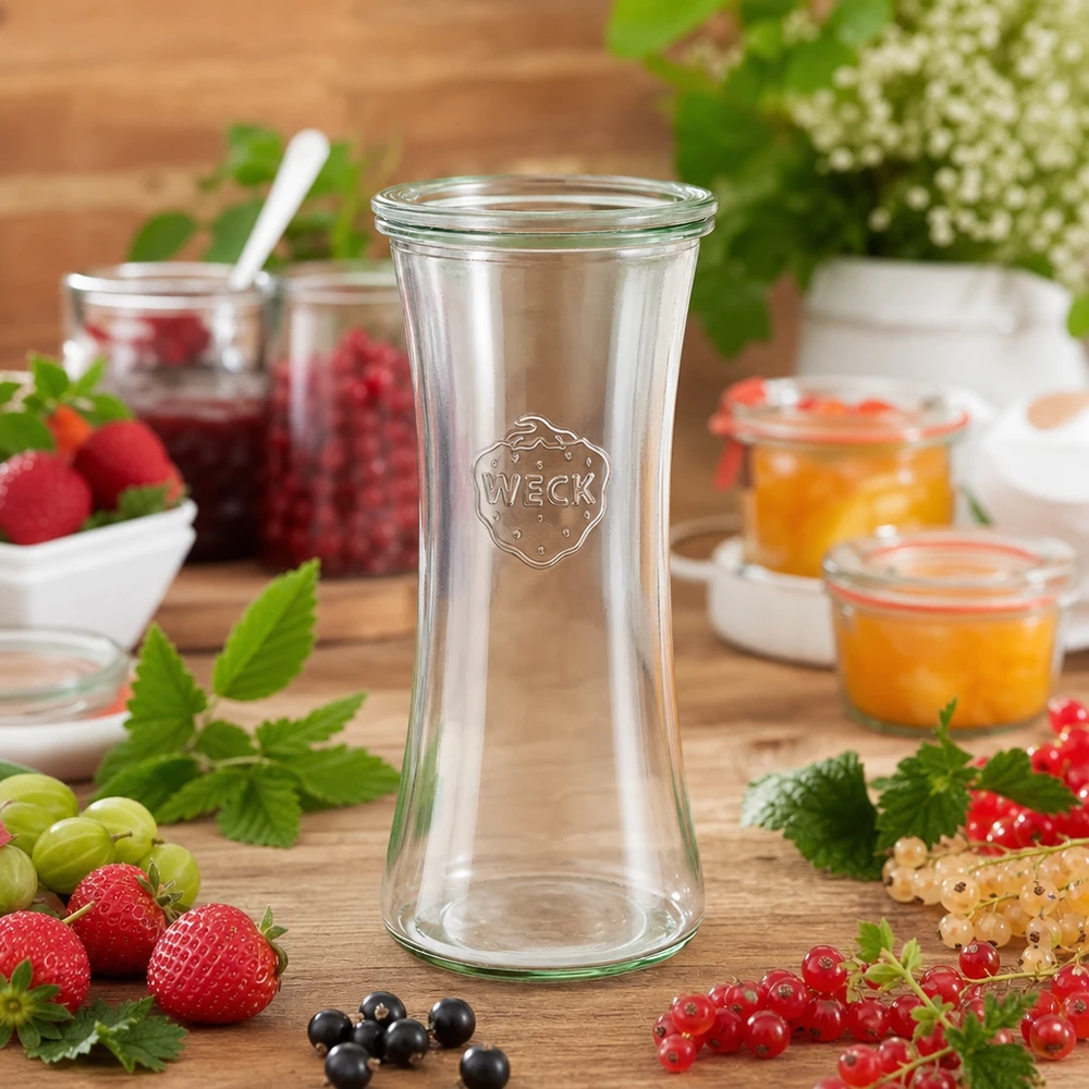 700ml bocal à gourmandises avec bouchon en verre WECK RR80 WECK Pot à confiture 700ml RR80 avec baies fraîches et confitures sur table en bois - Pot à confiture