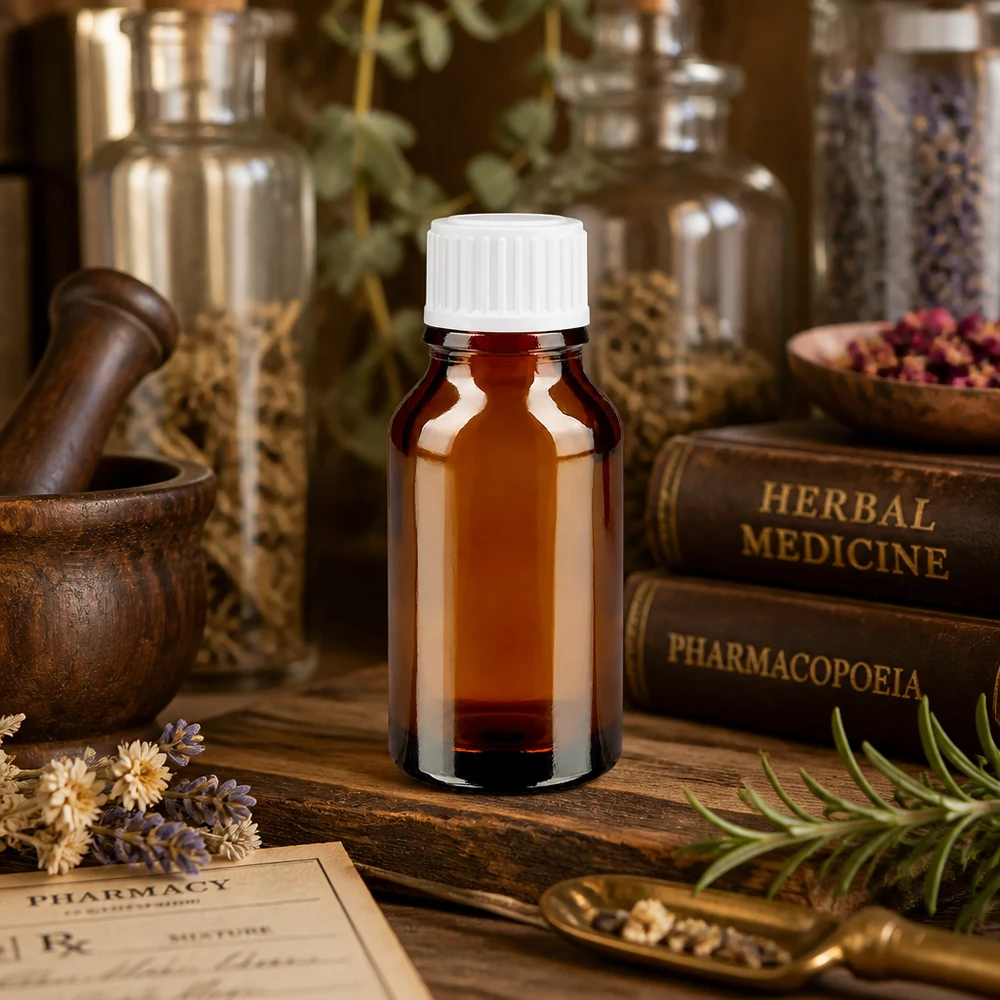 Bouteille en verre brun de 15 ml avec bouchon doseur blanc, devant des livres sur les herbes et des mortiers