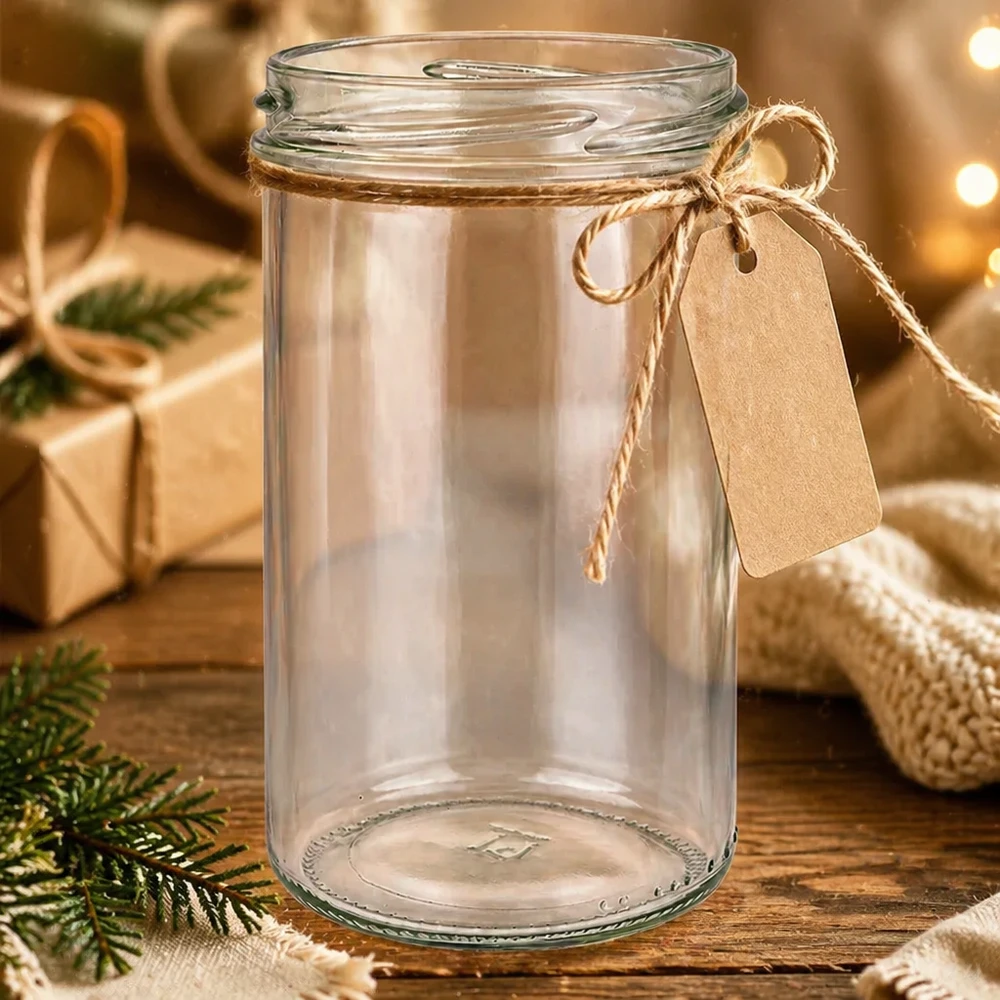 Verre renversé vide de 277 ml avec couvercle TO66 et étiquette cadeau marron sur une table en bois rustique dans une atmosphère chaleureuse