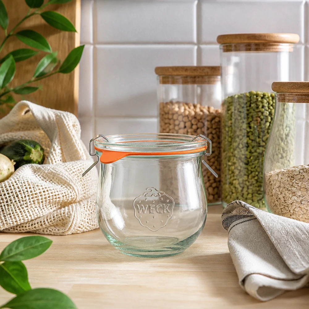 370ml bocal tulipe complet WECK RR80 WECK Pot tulipe 370ml RR80 dans une cuisine durable avec des bocaux à provisions et des sacs en tissu écologiques