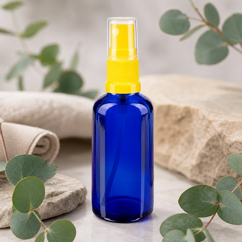 Flacon pulvérisateur bleu de pharmacie de 50 ml avec bouchon de protection transparent et diffuseur jaune