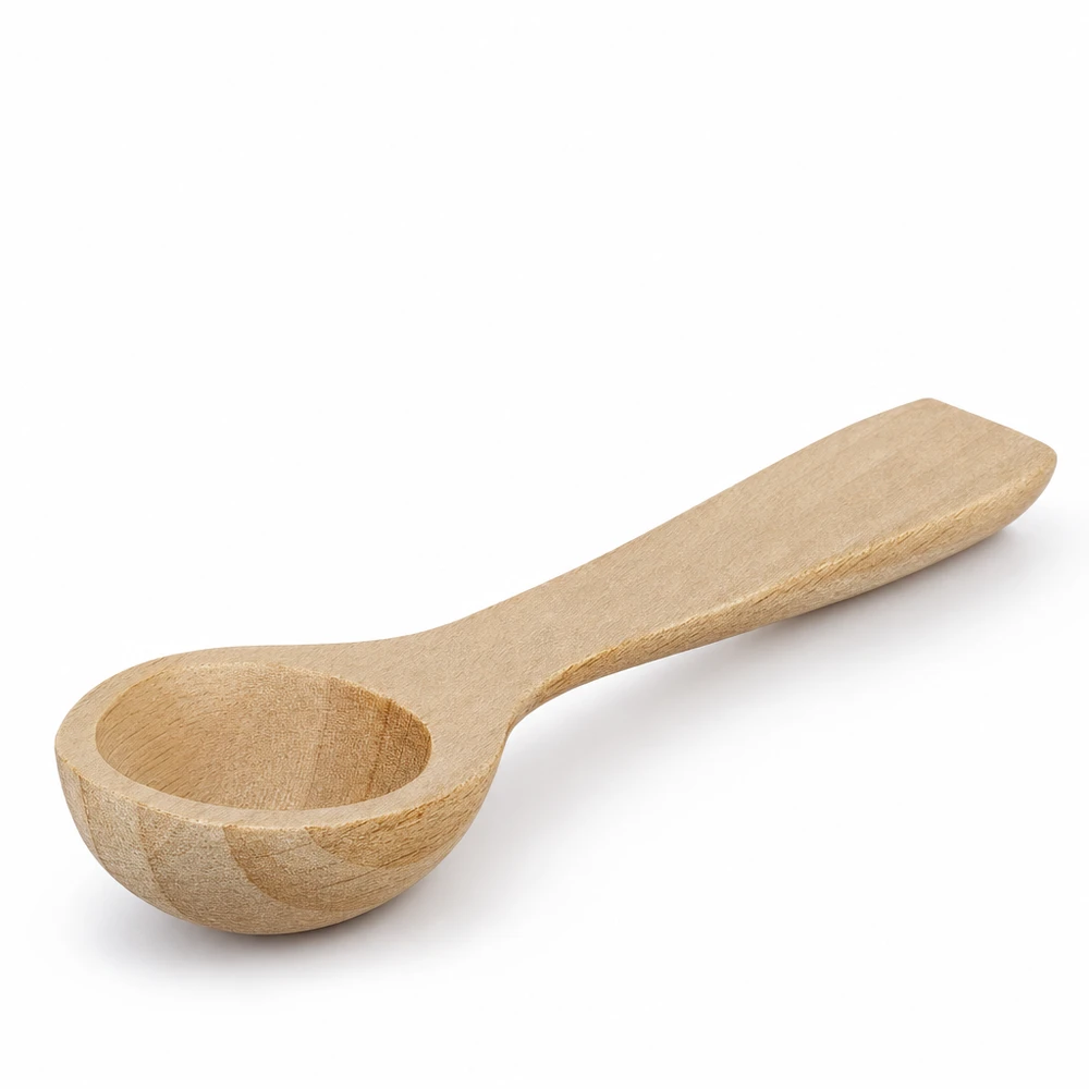 Petite pelle en hêtre 7,7cm Forme cuillère sur fond blanc Détail du grain du bois Ustensiles de cuisine