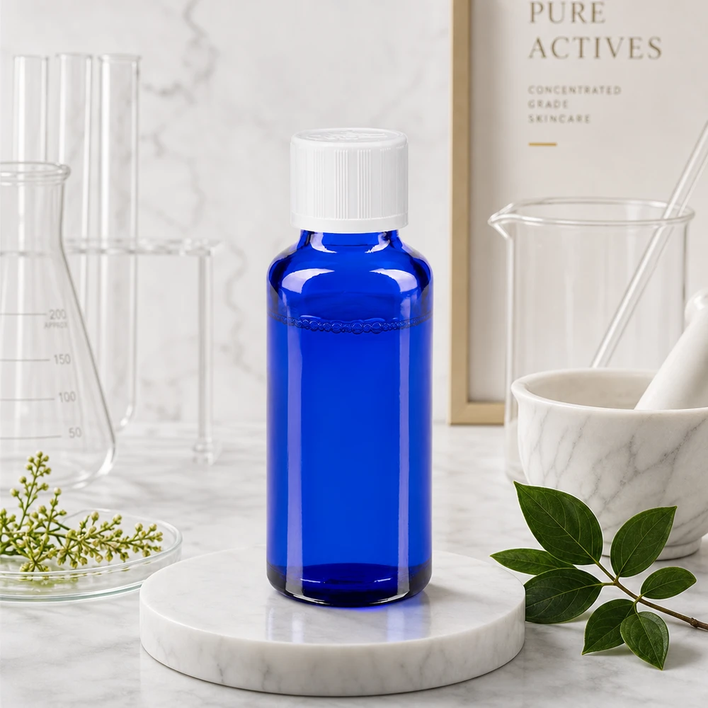 Flacon de laboratoire bleu de 30 ml muni d'un bouchon de sécurité blanc, posé sur un socle en marbre, parmi du matériel de laboratoire en verre