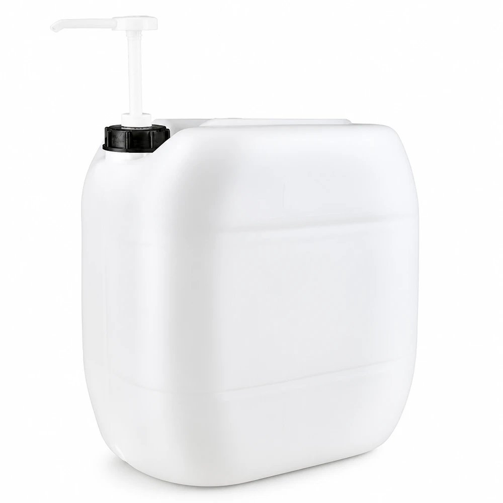 Jerrican de 30 litres avec pompe doseuse Bidon en plastique blanc de 30 litres muni d'une pompe doseuse blanche sur un bouchon à vis noir