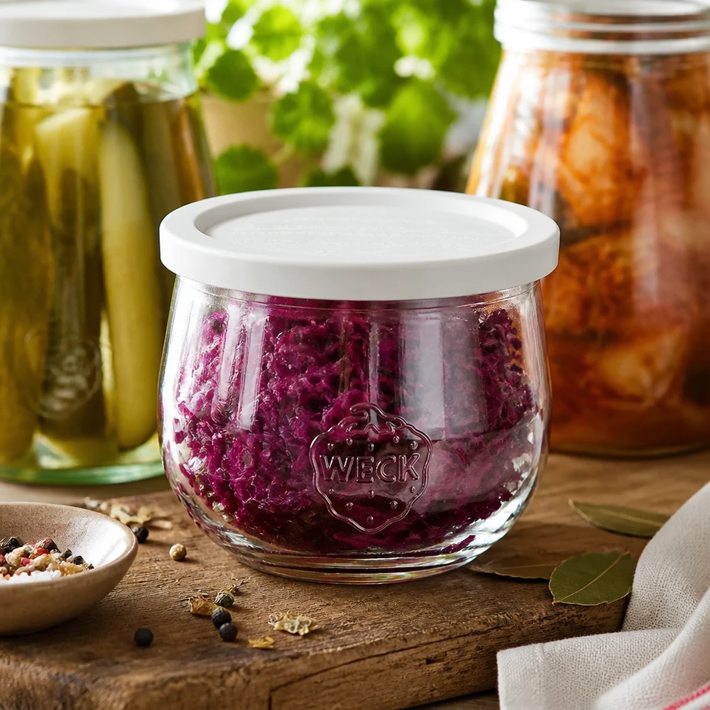 WECK Tulpenglas 580ml RR100 mit Rotkraut gefüllt zwischen eingelegten Gurken und Kimchi für Fermentierung und Konservier