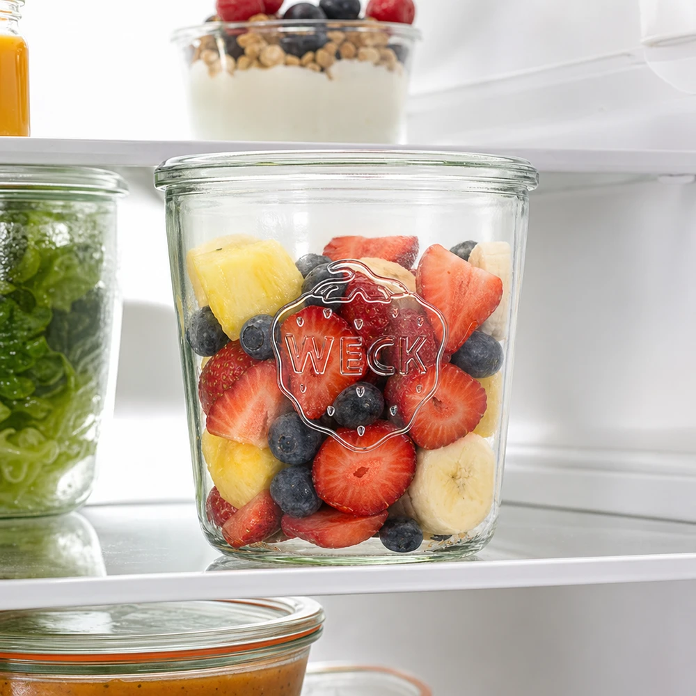 WECK Pot renversé 580ml RR100 rempli de fruits frais dans le réfrigérateur pour la conservation des aliments