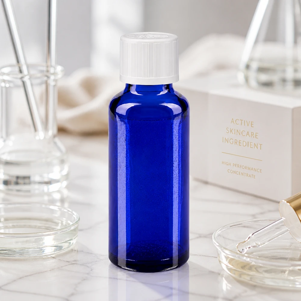Flacon en verre de pharmacie de 30 ml, bleu cobalt, muni d'un bouchon de sécurité blanc pour enfants, dans un décor de laboratoire