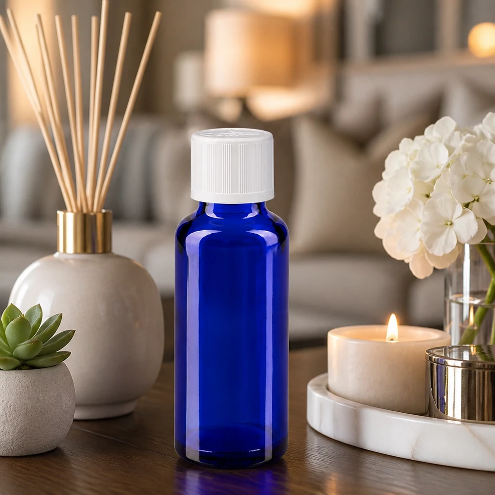 Flacon en verre bleu cobalt de 30 ml muni d'un bouchon de sécurité blanc pour enfants, posé sur une table en bois