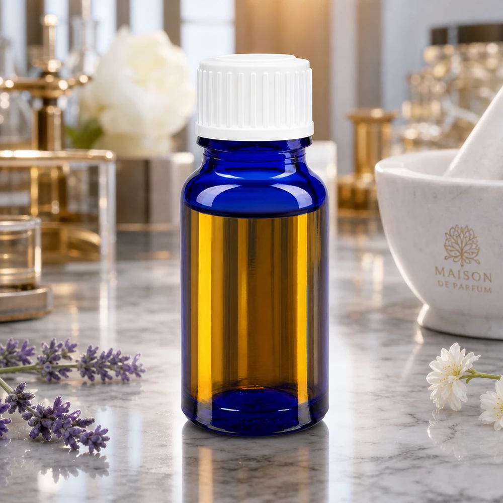Flacon de pharmacie bleu de 10 ml muni d'un bouchon standard blanc, à côté de fleurs de lavande et d'un mortier