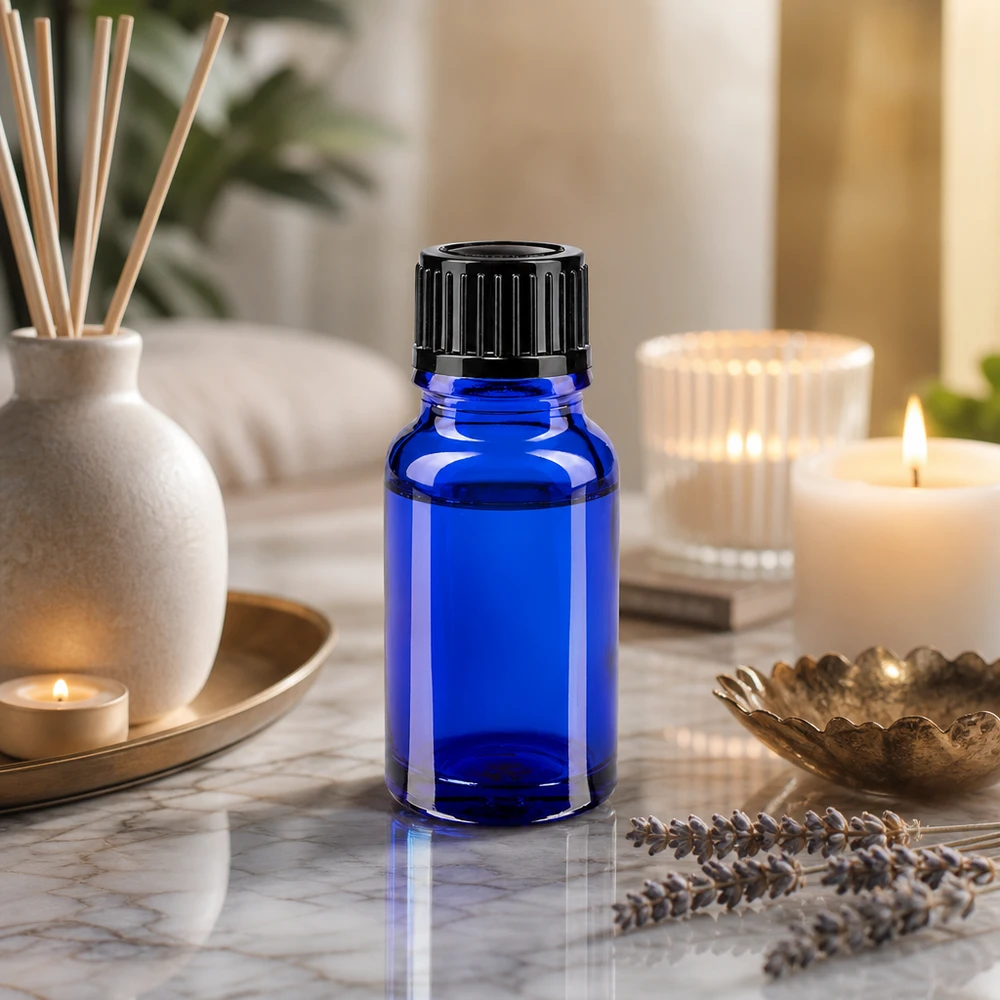 Flacon de pharmacie bleu 10ml bouchon vissable noir standart Flacon en verre bleu de 10 ml avec bouchon à vis à l'épreuve des enfants, posé sur du marbre à la lavande
