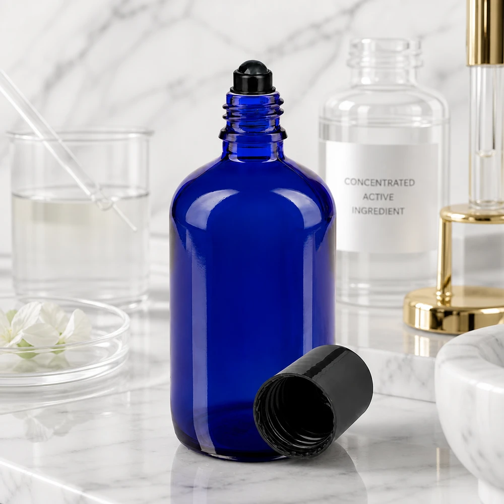 Flacon de déodorant en verre bleu 100 ml, déo à bille vide Flacon roll-on de 100 ml ouvert, de couleur bleu cobalt, muni d'un embout à bille noir, dans un décor de laboratoire