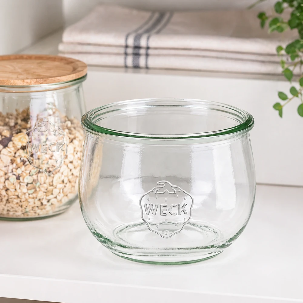 Bocal tulipe WECK RR100 de 580 ml 580ml WECK Pot tulipe RR100 Pot de conservation transparent avec logo sur plan de travail de cuisine blanc à côté du bocal à provisions