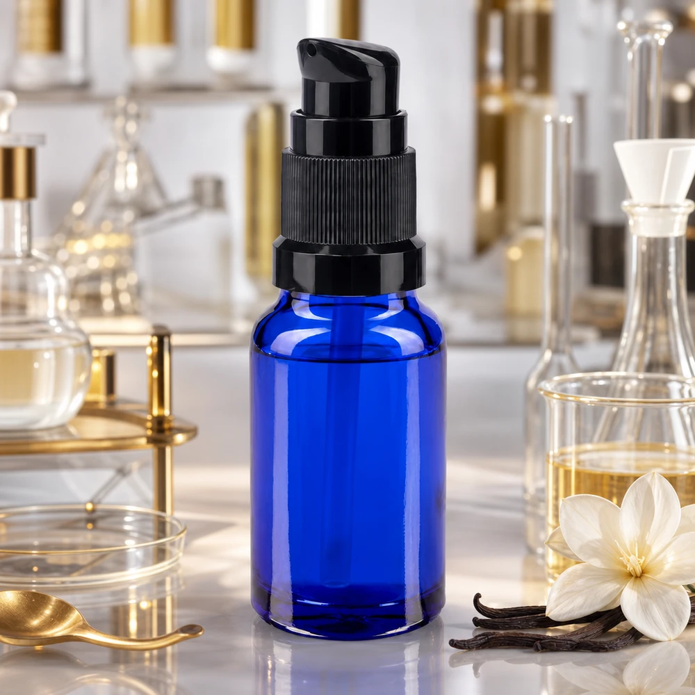 Flacon de pharmacie bleu 10ml bouchon pompe noir standart Flacon pompe de 10 ml en verre d'apothicaire bleu avec doseur noir, dans un décor de laboratoire