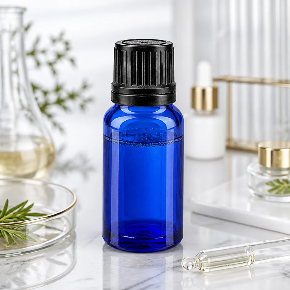 Flacon compte-gouttes bleu de 10 ml en verre anti-UV, muni d'un bouchon d'inviolabilité noir, sur fond marbré
