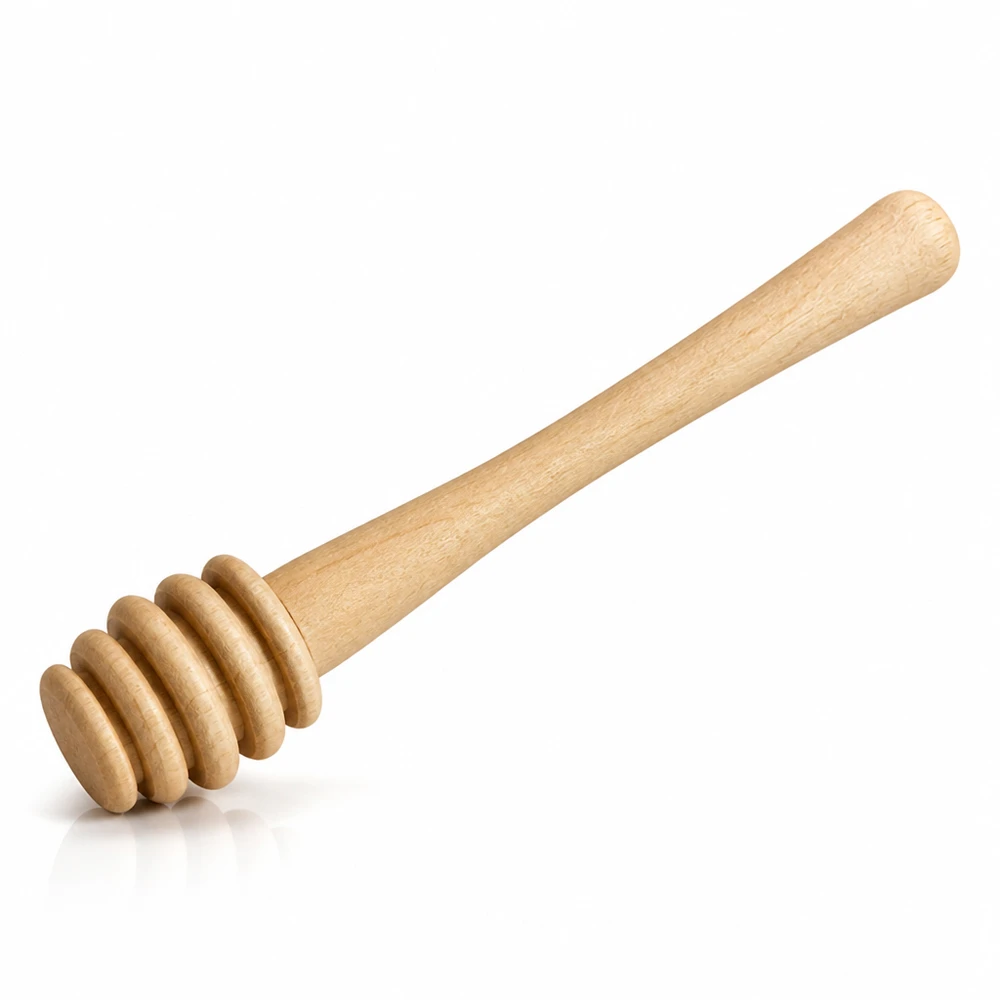 Cuillère à miel en bois d'érable avec extrémité dipper rainurée pour prélever des portions de miel sur fond blanc de studio