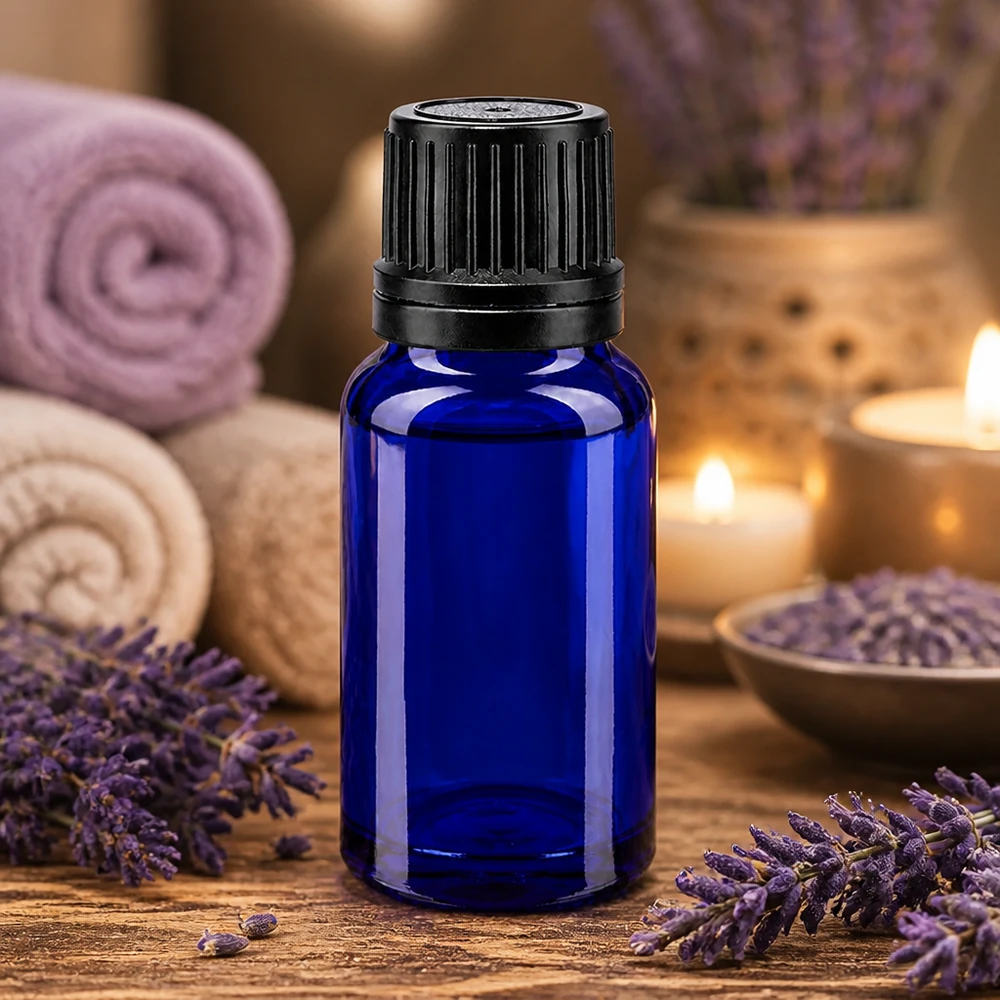 Flacon de pharmacie bleu 10ml bouchon vissable noir bague de coulée bouchon d'inviolabilité Petit flacon en verre bleu de 10 ml avec son bouchon noir d'origine, entouré de fleurs de lavande et de bougies
