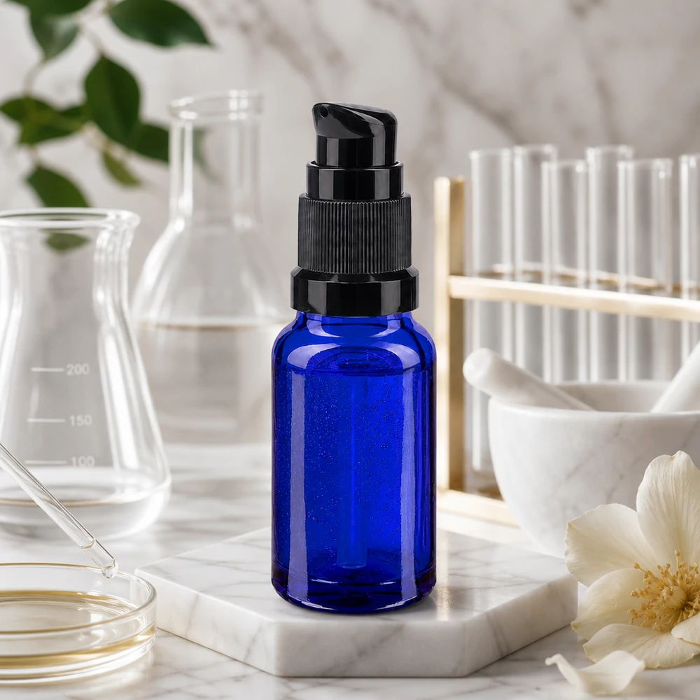 Flacon de pharmacie bleu 10ml bouchon pompe noir standart Flacon pompe bleu de 10 ml en verre de pharmacie STD, muni d'un doseur noir, dans un environnement de laboratoire