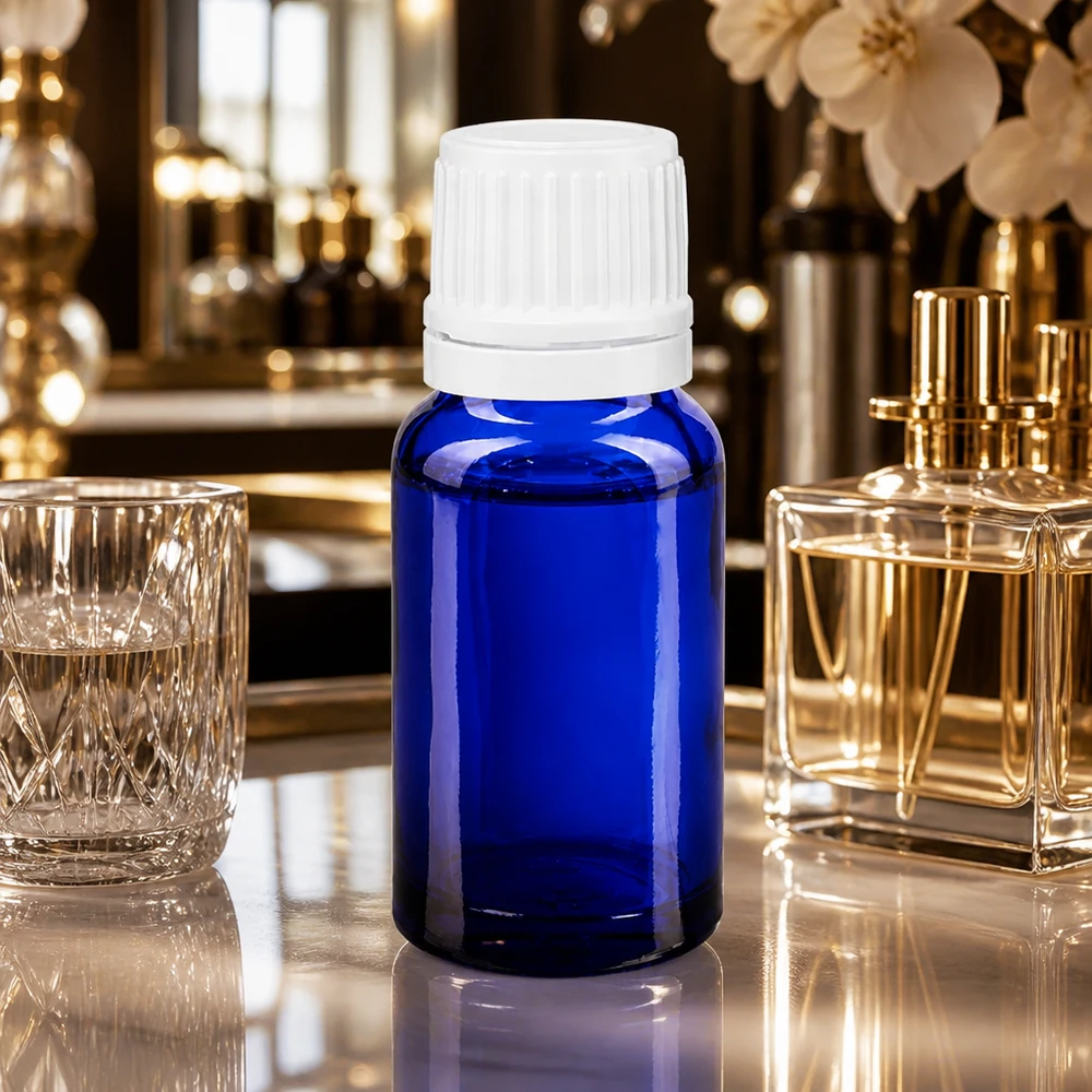 Flacon de pharmacie bleu 10ml bouchon vissable blanc bouchon d'inviolabilité Flacon en verre d'apothicaire bleu foncé de 10 ml avec bouchon à vis blanc, posé sur une table en marbre