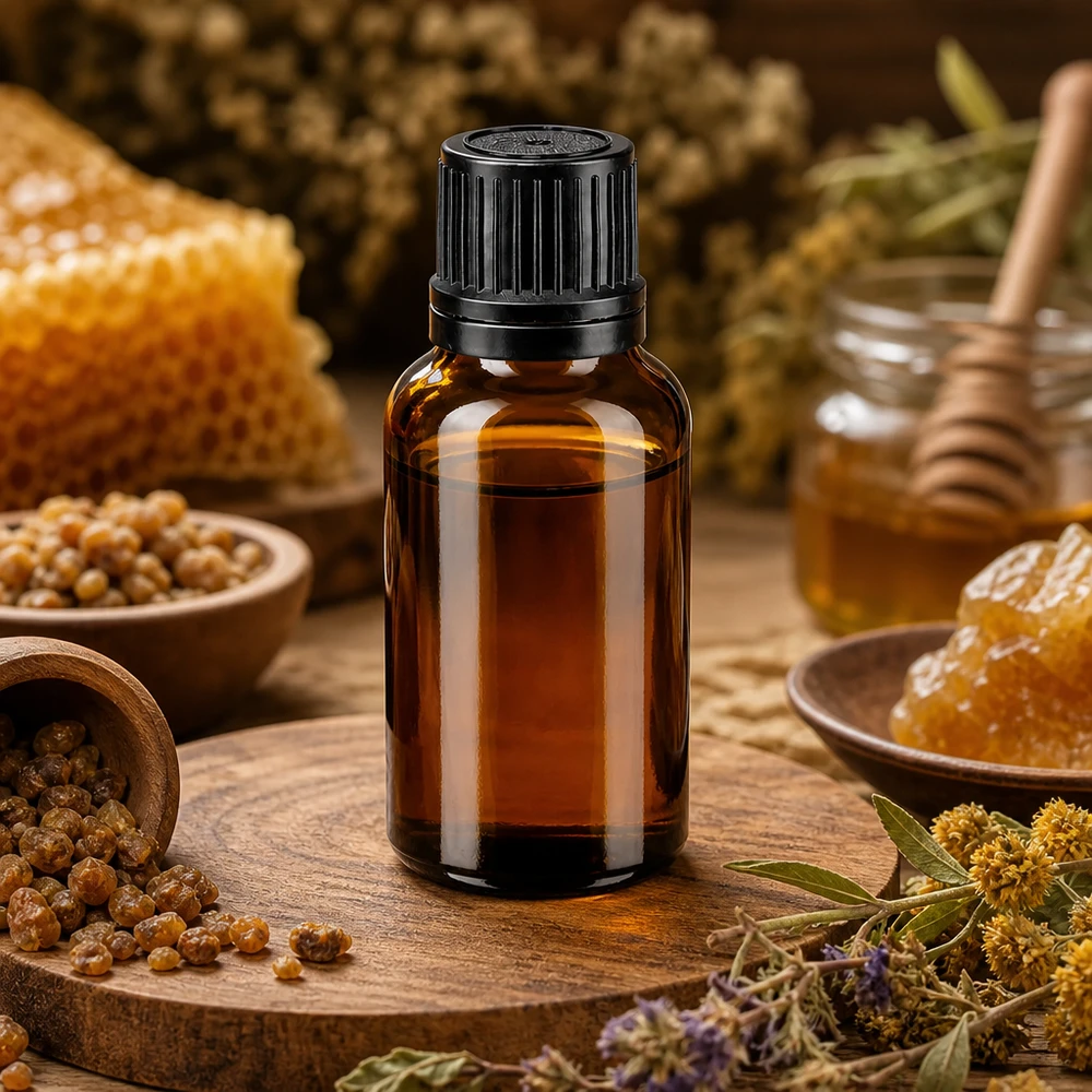 Flacon en verre de 20 ml de couleur ambrée, muni d'un bouchon OV noir, entouré de rayons de miel et de plantes médicinales
