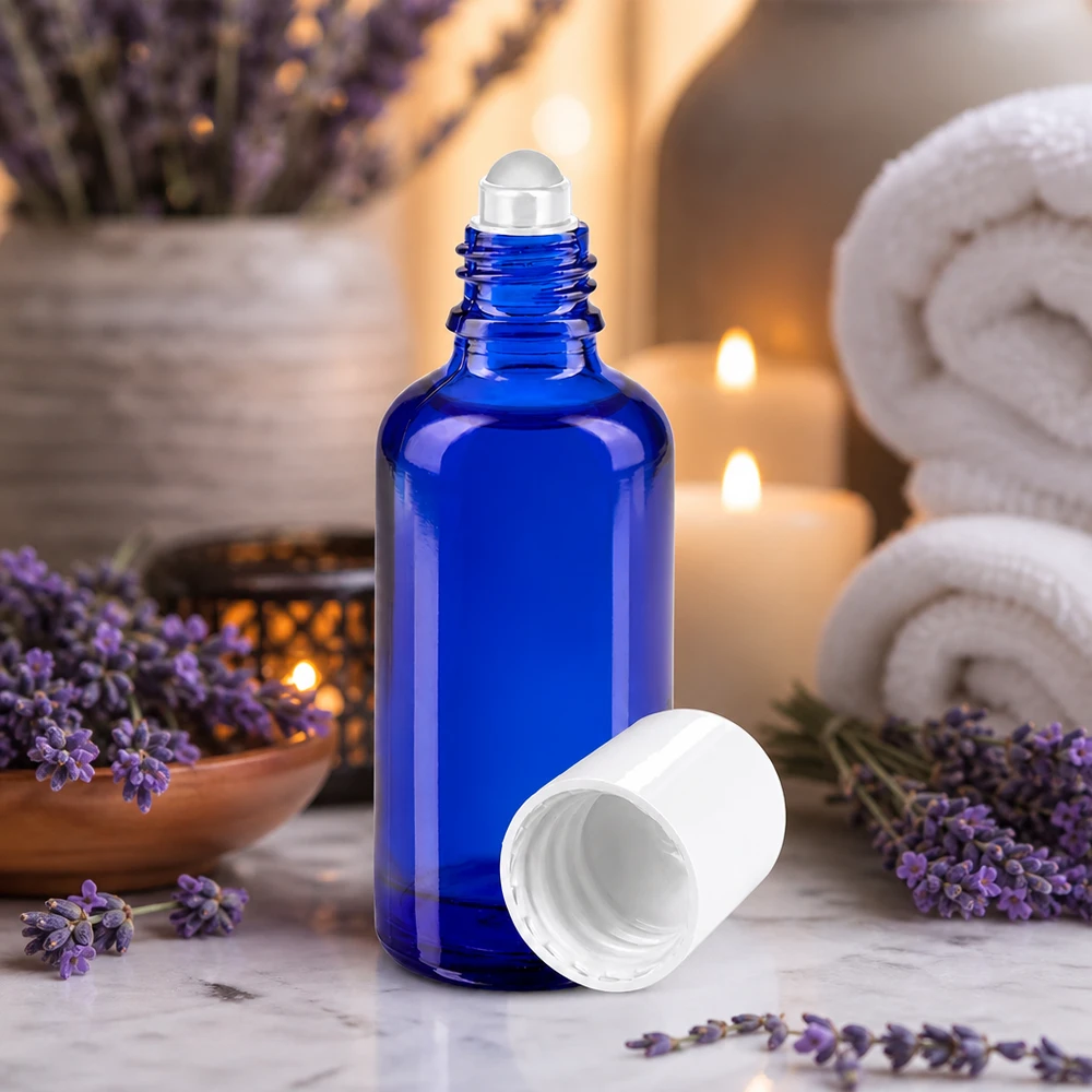 Flacon roll-on bleu cobalt de 50 ml avec bille en acier inoxydable transparente et bouchon à vis blanc en verre de pharmacie