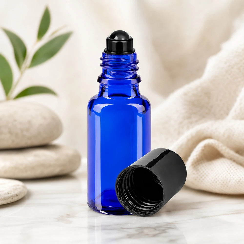 Flacon roll-on en verre de pharmacie bleu de 20 ml, modèle STD, ouvert, avec applicateur à bille noir