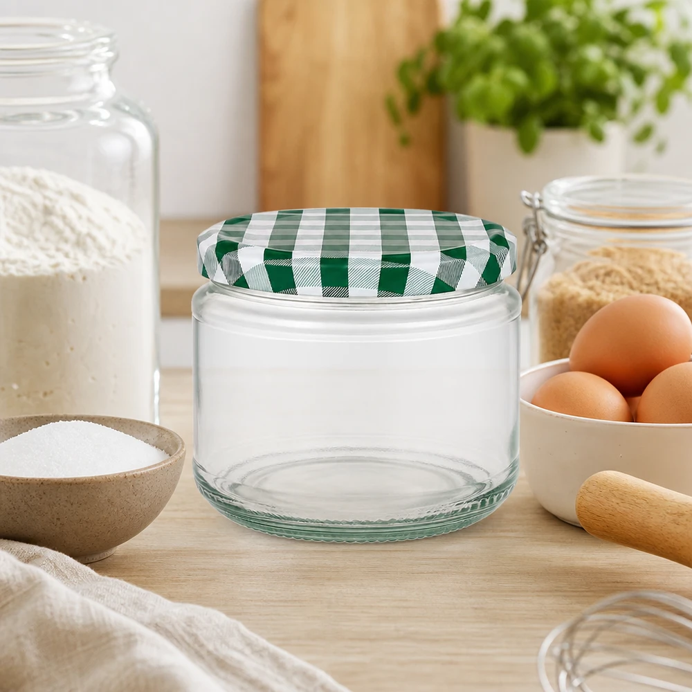 330ml Verre rond avec couvercle BasicSeal vert/blanc UNiTWIST 330ml Rundglas mit grün-weiß kariertem BasicSeal Deckel in Küchenumgebung mit Backzutaten und Eiern dekoriert