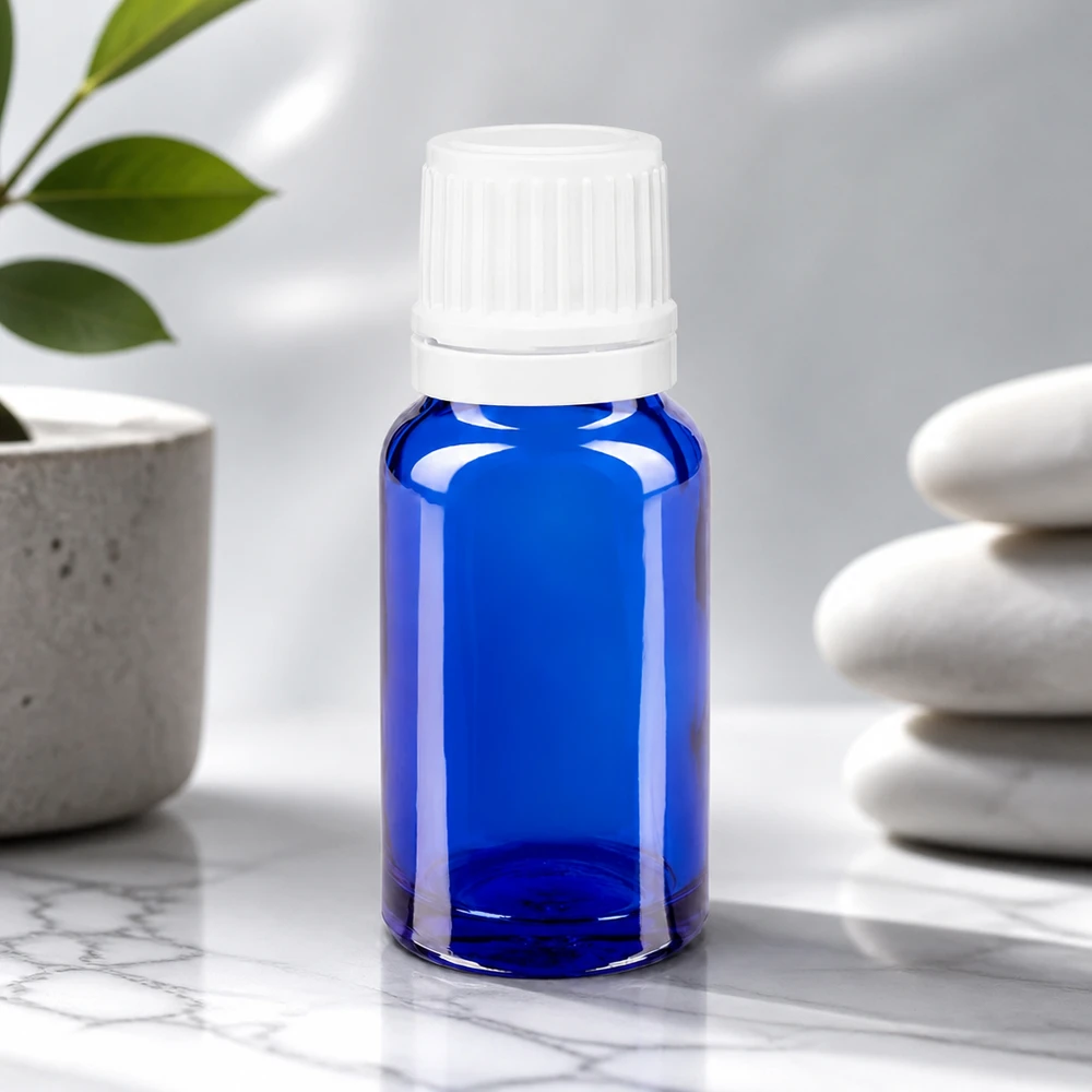 Flacon compte-gouttes ApoGlas bleu de 10 ml avec bouchon de sécurité enfant blanc, sur fond marbré