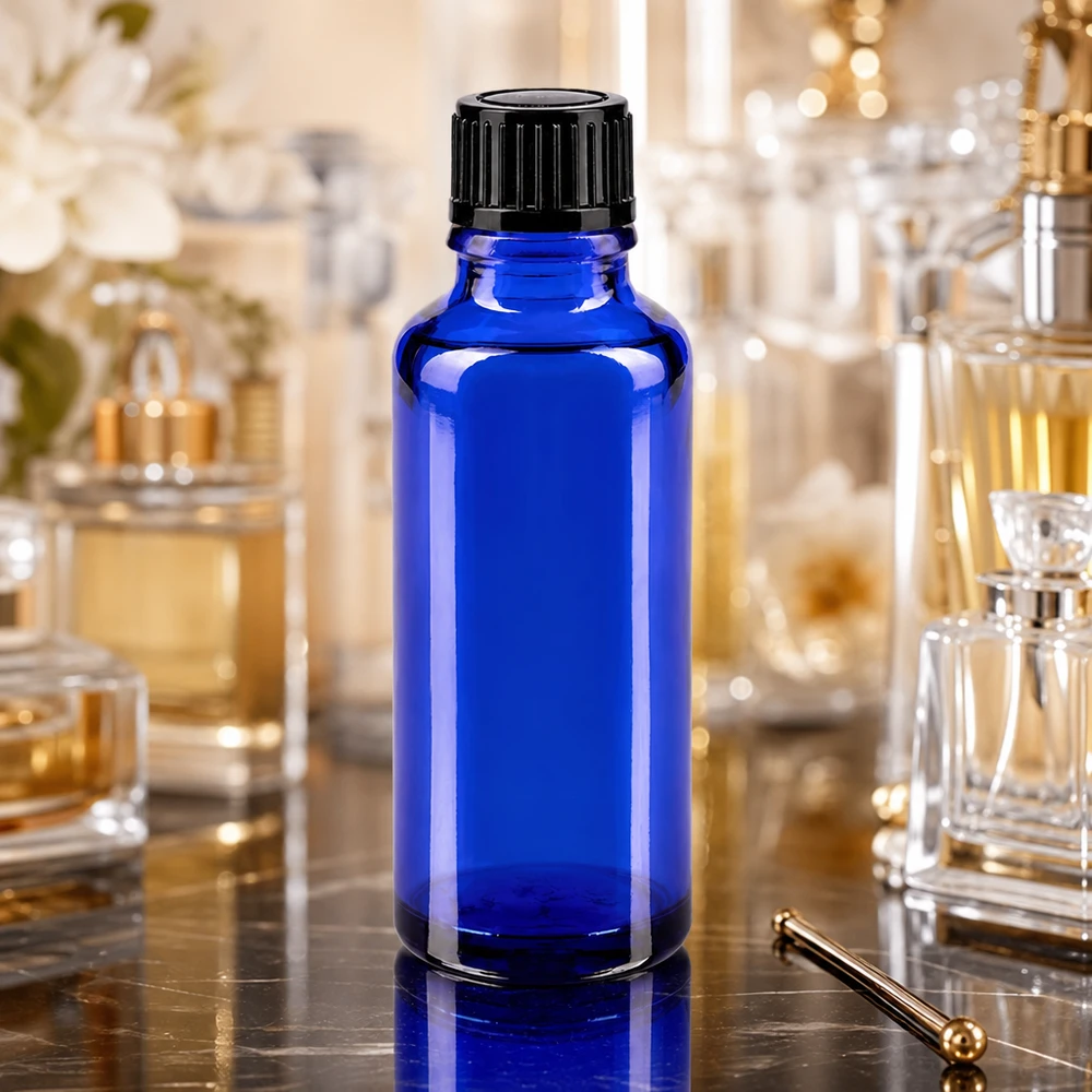 Petit flacon en verre bleu de 30 ml avec bouchon à vis noir, inspiré des élégants flacons de parfum