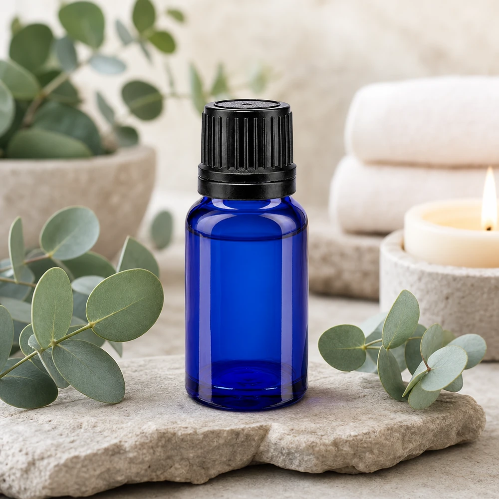 Flacon de pharmacie bleu 10ml bouchon vissable noir bague de coulée bouchon d'inviolabilité Flacon compte-gouttes bleu de 10 ml avec bouchon à vis noir, posé sur une pierre naturelle et orné de brindilles d'eucalyptus