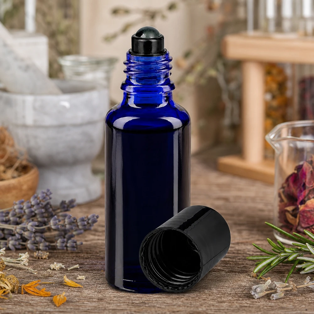 Flacon de déodorant en verre bleu 30 ml, déo à bille vide Flacon ApoGlas bleu cobalt de 30 ml muni d'un embout roll-on noir, au milieu d'herbes séchées