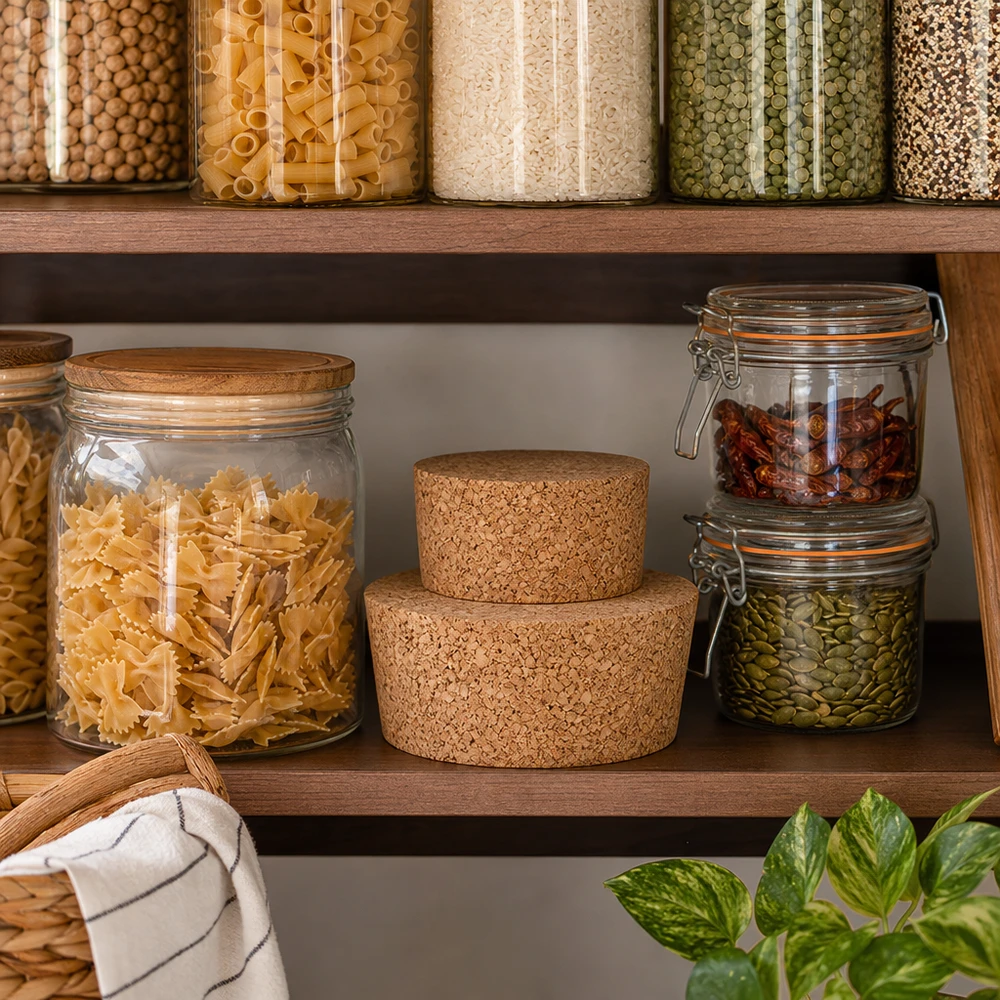Stockage organisé avec le bouchon WECK RR40 en liège naturel 40mm dans un rangement de cuisine pratique