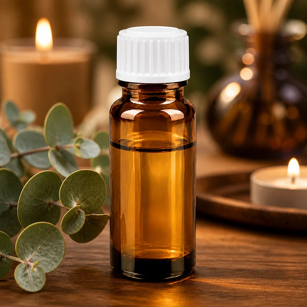 Flacon de pharmacie brun 10ml bouchon compte-gouttes blanc 0.8mm standard Flacon compte-gouttes marron de 10 ml avec bouchon à vis blanc, posé sur une table en bois avec des branches d'eucalyptus et des bougies