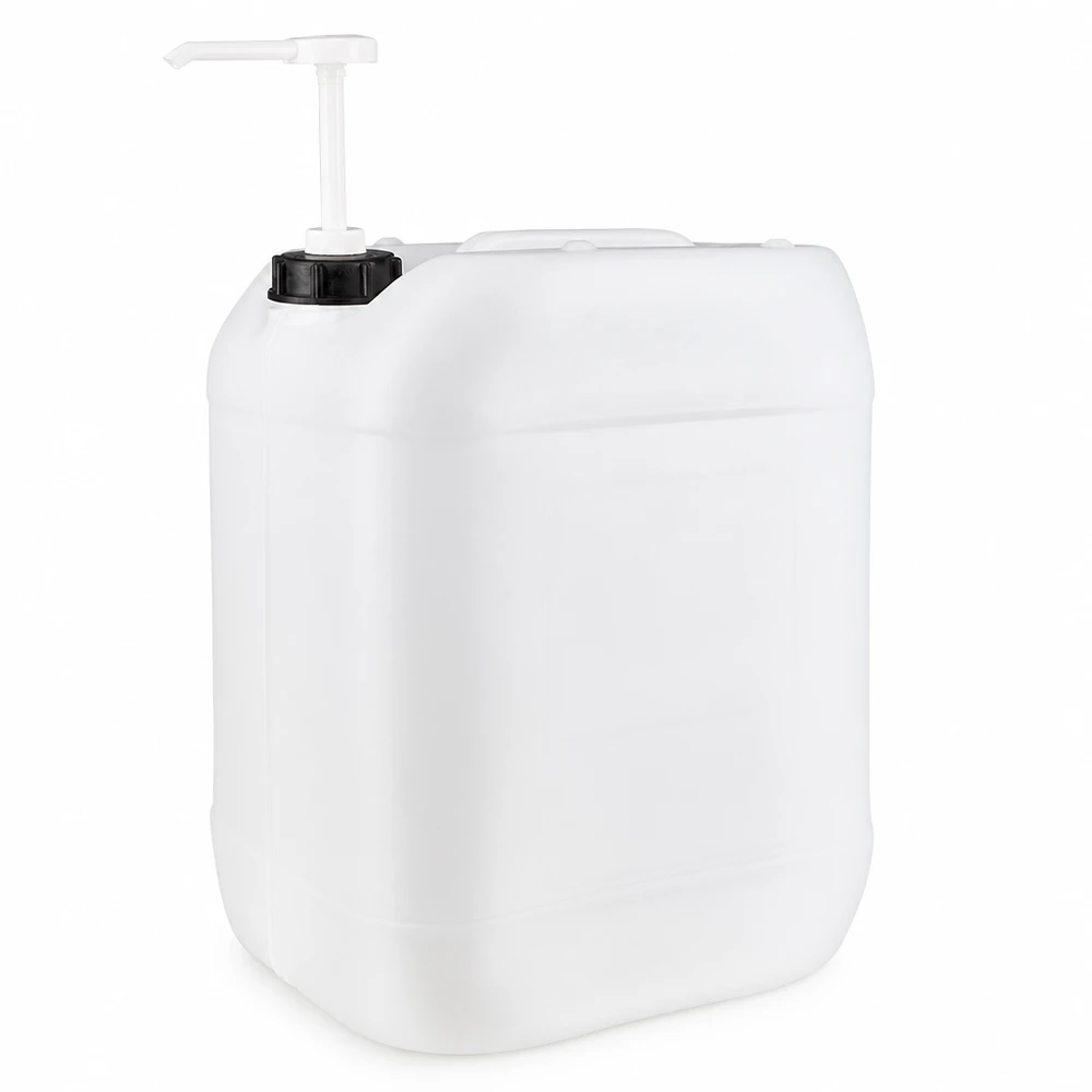 Jerrican de 20 litres avec pompe doseuse Bidon en plastique blanc de 20 litres muni d'une pompe doseuse blanche sur un bouchon à vis noir