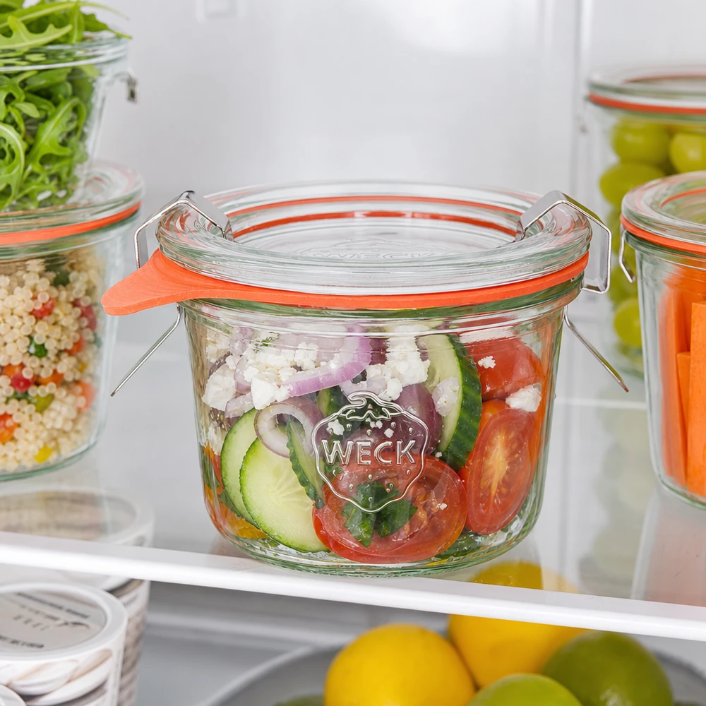 80ml bocal conique complet WECK RR60 WECK Pot renversé 80ml RR60 dans le réfrigérateur avec de la salade fraîche montre la conservation pratique des aliments