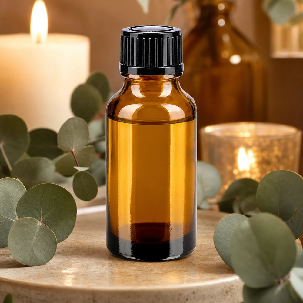 Flacon à pharmacie marron 20ml bouchon vissable noir standard Bouteille en verre brun de 20 ml avec un bouchon à vis noir, posée parmi des branches d'eucalyptus et des bougies