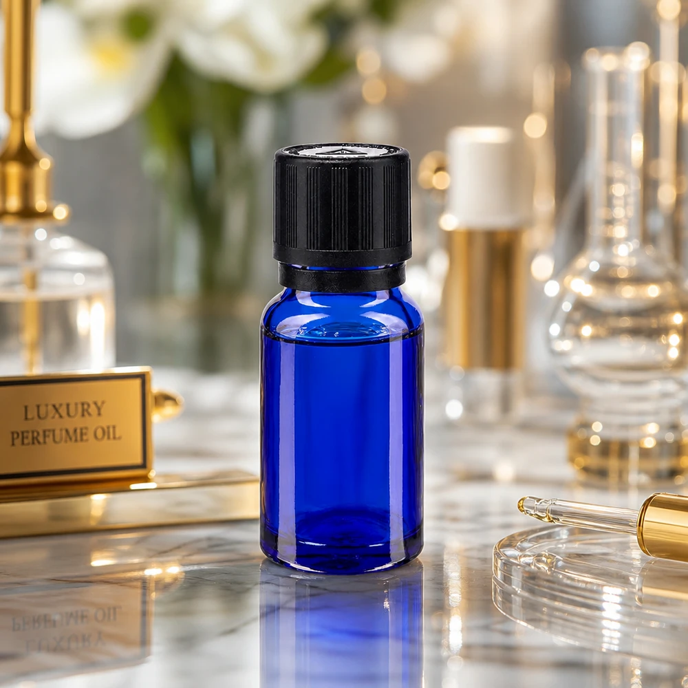 Flacon de pharmacie bleu 10ml bouchon inviolable blanc 1mm,séc. enf. bouchon inviolabilité Flacon compte-gouttes de 10 ml bleu cobalt avec bouchon KiSi, présenté dans un coffret de luxe pour huiles parfumées posé sur du marbre