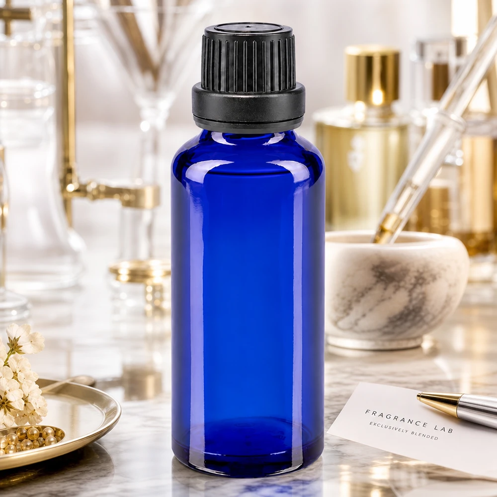 Flacon de pharmacie de 30 ml en verre bleu avec bouchon à vis à l'épreuve des enfants, dans un décor de laboratoire de parfumerie