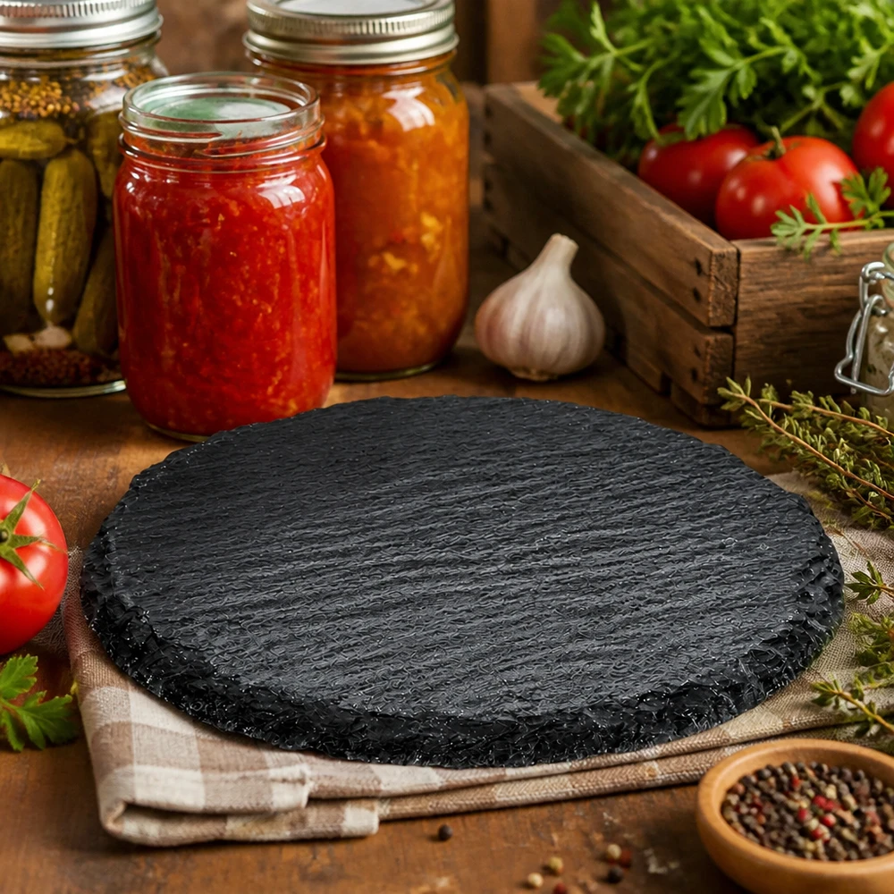 Plateau en ardoise rond Ø 150 mm Plaque d'ardoise ronde 150mm dans une cuisine rustique décorée avec des bocaux, des tomates et des herbes comme planche de service