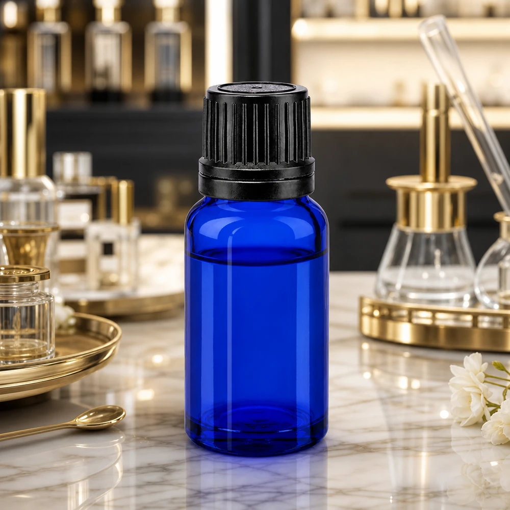 Flacon de pharmacie bleu 10ml bouchon vissable noir bague de coulée bouchon d'inviolabilité Flacon de pharmacie bleu de 10 ml avec bouchon noir, posé sur du marbre parmi des ustensiles de laboratoire dorés