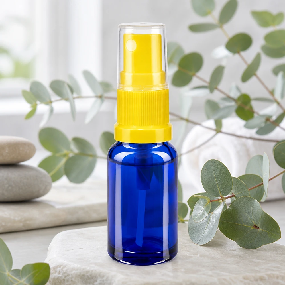 Flacon vaporisateur compact de 10 ml en verre de protection bleu avec tête de vaporisation jaune, destiné aux huiles essentielles