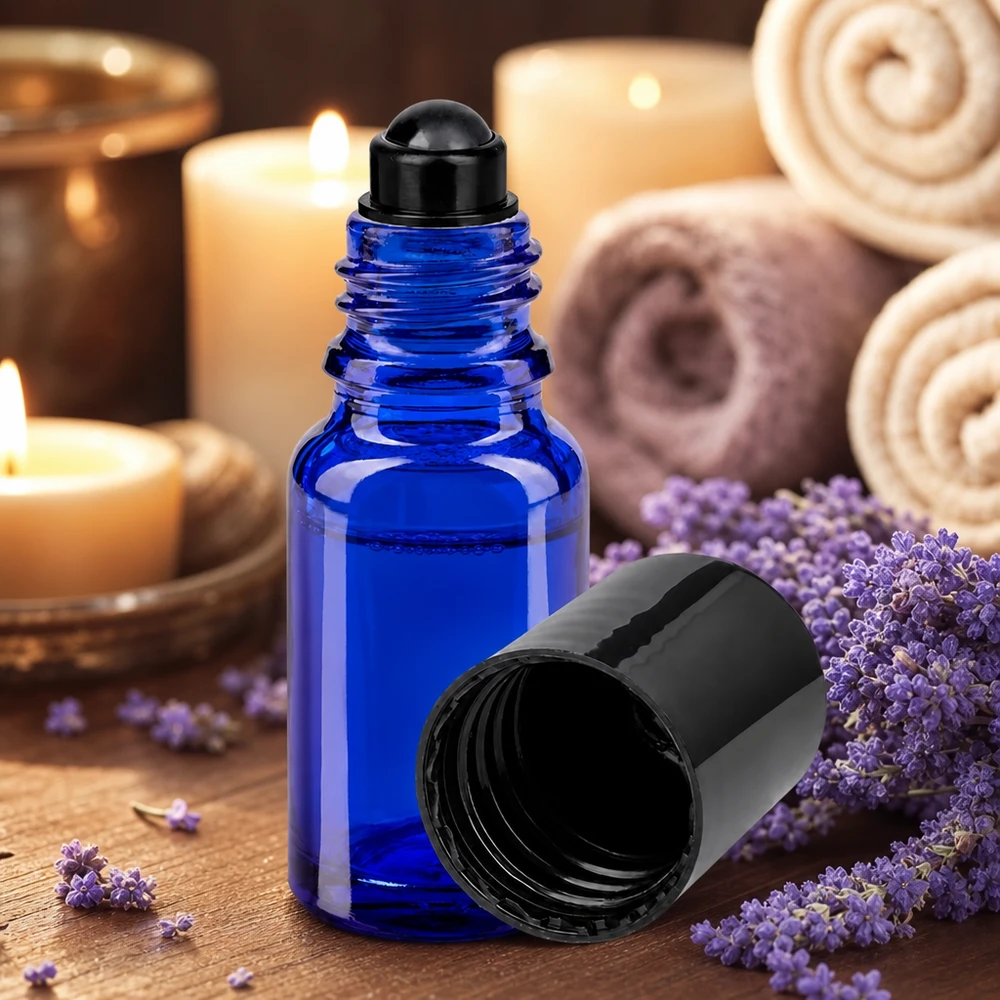 Flacon de déodorant en verre bleu 10 ml, déo à bille vide Flacon roll-on ApoGlas bleu de 10 ml à la lavande et bougies dans une ambiance spa apaisante