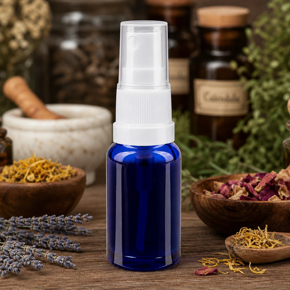 Flacon de pharmacie bleu 10ml embout spray blanc Flacon vaporisateur de 10 ml en verre d'apothicaire bleu, muni d'un vaporisateur blanc et orné de plantes médicinales et de lavande
